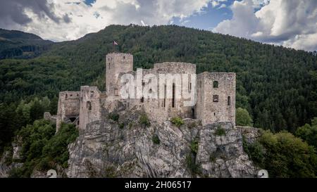Luftaufnahme der Burg im Dorf Strecno in der Slowakei Stockfoto