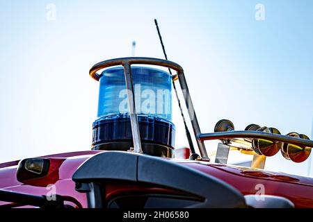 Wadersloh, Deutschland. Oktober 2021. Auf dem Dach eines Feuerwehrnotfahrzeugs ist ein blaues Licht zu sehen. Kredit: David Inderlied/dpa/Alamy Live Nachrichten Stockfoto