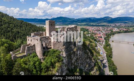 Luftaufnahme der Burg im Dorf Strecno in der Slowakei Stockfoto