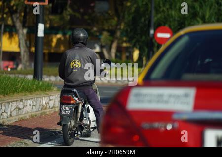 Ein Motorradfahrer wartet auf die grüne Ampel an der Ampel Stockfoto