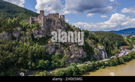 Luftaufnahme der Burg im Dorf Strecno in der Slowakei Stockfoto