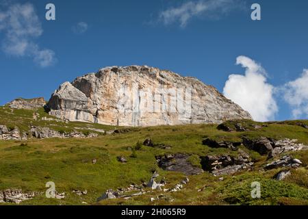 Felswand von Sunnbüel - Gemmi Pass Wanderung Stockfoto