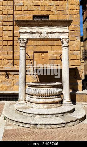 Pienza Val d'Orcia Toskana Italien. Der mittelalterliche Brunnen auf der Piazza Pio II Stockfoto