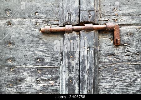 Pienza Val d'Orcia Toskana Italien. Alte Holztür mit antikem rostigen Türriegel Stockfoto