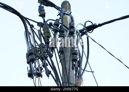 Der Anschluss des Stromkabels an das elektrische Strompool Stockfoto