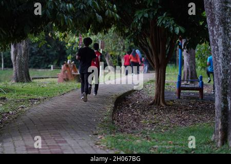 Jogging-Aktivitäten in Malaysia sind für die Öffentlichkeit zugänglich, nachdem 90 % der erwachsenen Bevölkerung die zweite Dosis des Impfstoffs erhalten hatten Stockfoto