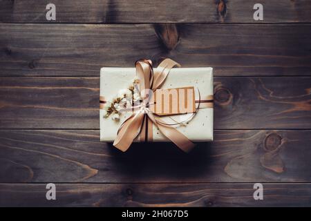 Handwerk Geschenkbox auf Tisch Holzhintergrund mit Kopieplatz Stockfoto