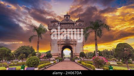 Patuxai bedeutet wörtlich Victory Gate und Sonnenuntergang in Vientiane, Laos Stockfoto