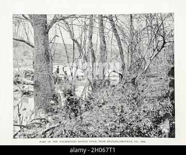 TEIL DES WILDNISKAMPFFELDES, IN DER NÄHE VON CHANCELLORSVILLE, VA., 1864. Aus dem amerikanischen Bürgerkrieg-Buch und Grant-Album : 'Art Immortelles' : Eine Mappe aus Halbton-Reproduktionen von seltenen und teuren Fotografien, die die Erinnerung an General Ulysses S. Grant verewigen sollen und Szenen und Vorfälle im Zusammenhang mit dem Bürgerkrieg darstellen, veröffentlicht in Boston und New York von W. H. Allen im Jahr 1894 Stockfoto