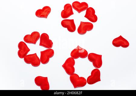 Blumen aus roten Herzen auf weißem Hintergrund Stockfoto