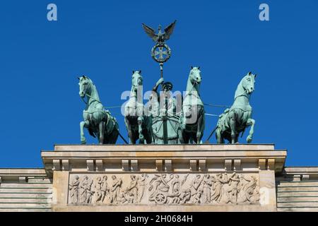 Quadriga des Brandenburger Tors in Berlin, Deutschland. Statue mit Wagen, gezeichnet von vier Pferden von Victoria, der römischen Siegesgöttin. Stockfoto