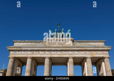 Oben auf dem Brandenburger Tor gegen blauen Himmel in der Stadt Berlin, Deutschland. Stockfoto