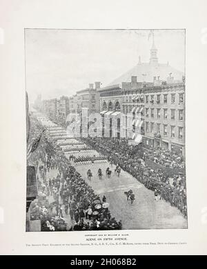 Ansicht von Fifth Avenue New York Grant's Funeral aus dem amerikanischen Bürgerkrieg Buch und Grant Album : 'Art Immortelles' : Eine Mappe aus Halbton-Reproduktionen von seltenen und teuren Fotografien, die die Erinnerung an General Ulysses S. Grant verewigen sollen und Szenen und Vorfälle im Zusammenhang mit dem Bürgerkrieg darstellen, veröffentlicht in Boston und New York von W. H. Allen im Jahr 1894 Stockfoto