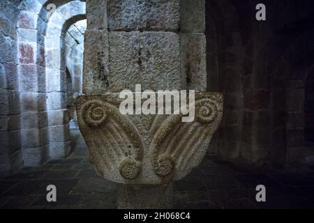 Capitel aus der Krypta im romanischen Kloster Leyre, Navarra. Spanien. Stockfoto