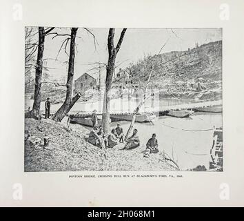 PONTONBRÜCKE, ÜBERQUERUNG DES BULLENLAUFS BEI BLACKBURN’S FORD, VA., 1863 aus dem Buch des amerikanischen Bürgerkriegs und Grant Album : 'Art Immortelles' : Eine Mappe aus Halbton-Reproduktionen von seltenen und teuren Fotografien, die die Erinnerung an General Ulysses S. Grant verewigen sollen und Szenen und Vorfälle im Zusammenhang mit dem Bürgerkrieg darstellen, veröffentlicht in Boston und New York von W. H. Allen im Jahr 1894 Stockfoto