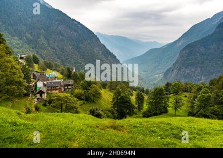 In Cerentino können die Besucher in dem aufwendig renovierten historischen Patrizierhaus Cà Vegia übernachten, das über Jahrhunderte alte Originalmöbel, aber ohne Strom, bietet. Circolo della Rovana, Schweiz Stockfoto