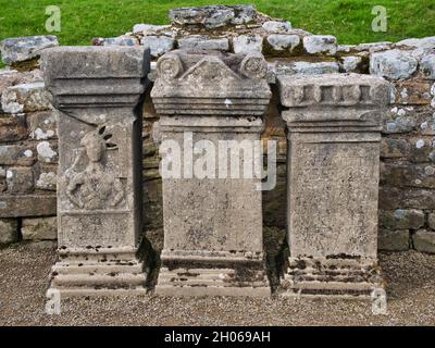 Drei Altäre am Tempel der Mithras in der Nähe der Hadrianmauer in Carrawburgh in Northumberland, England, Großbritannien. Die Altäre sind Repliken von denen am Großen Stockfoto