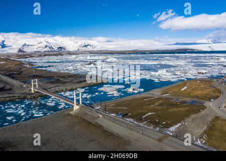 Luftansicht der Brücke, der glazialen Lagune und der Eisberge. Island im Frühjahr Stockfoto
