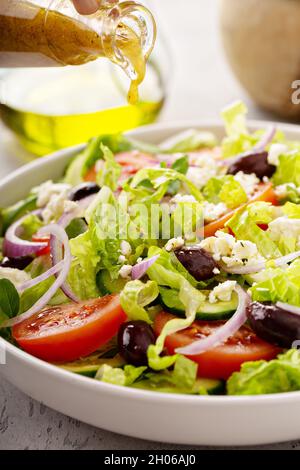 Frisches Gemüse, Oliven und griechischer Feta-Salat mit hausgemachtem Dressing Stockfoto