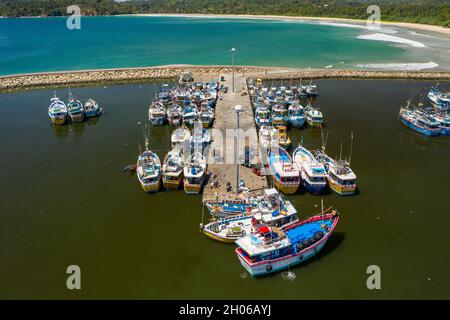 Luftaufnahme von Fischerbooten und Fischmarkt im Süden von Sri Lanka Stockfoto