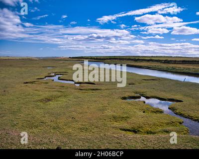 Küstengewässer in Northumberland, England, Großbritannien. Aufgenommen an einem sonnigen Sommertag mit blauem Himmel und weißen Wolken. Stockfoto