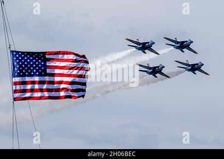 San Francisco, Usa. Oktober 2021. Die US Navy Flight Demonstration Squadron, die Blue Angels fliegen in Formation an F/A-18F Super Hornet Jet Kämpfern während der San Francisco Fleet Week 2021 Oktober 9, 2021 in San Francisco, Kalifornien, vorbei. Kredit: MC2 Hector Carrera/U.S. Navy/Alamy Live News Stockfoto