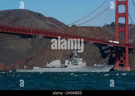 San Francisco, Usa. Okt. 2021. Der US Navy Arleigh Burke-Klasse Lenkraketen-Zerstörer USS Shoup fährt während der San Francisco Fleet Week am 2021. Oktober 2021, 8 in San Francisco, Kalifornien, unter der Golden Gate Bridge durch. Kredit: MC2 Hector Carrera/U.S. Navy/Alamy Live News Stockfoto