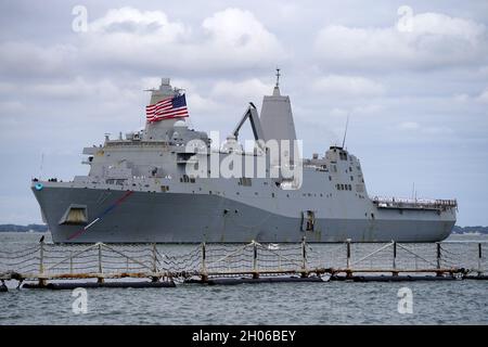 Norfork, Usa. Okt. 2021. Das amphibische Transportschiff USS San Antonio der US-Marine der San Antonio-Klasse kommt nach einem sechsmonatigen Einsatz mit der 5. Flotte am 8. Oktober 2021 in Norfolk, Virginia, in den Heimathafen. Kredit: MC1 Joshua D. Sheppard/U.S. Navy/Alamy Live News Stockfoto