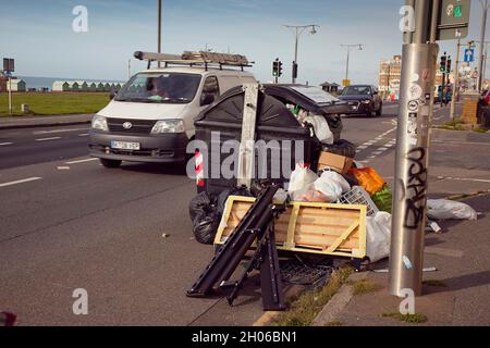 England, East Sussex, Hove, überlaufende Mülleimer während des Streiks der Müllsammler. Stockfoto