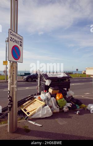 England, East Sussex, Hove, überlaufende Mülleimer während des Streiks der Müllsammler. Stockfoto