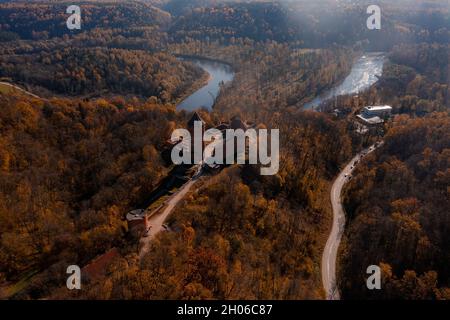 Luftaufnahme der Stadt Sigulda in Lettland während des goldenen Herbstes. Stockfoto