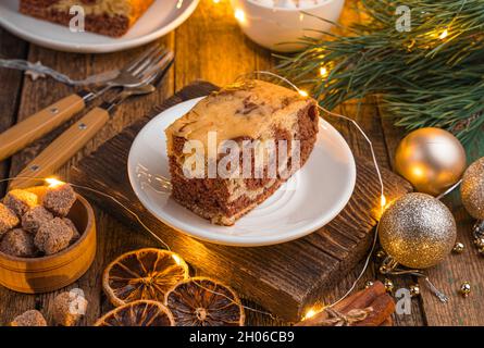 Zebrakuchen mit Kakao auf festlichem Weihnachtshintergrund. Seitenansicht, Nahaufnahme Stockfoto