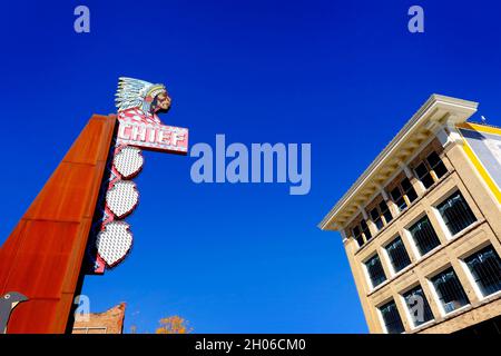 Altes texturiertes Chief Theater Zeichen in Pocatello Idaho USA Stockfoto