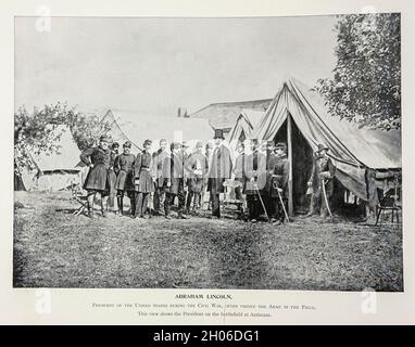ABRAHAM LINCOLN, Präsident der Vereinigten Staaten während des Bürgerkrieges, besuchte oft die Armee im Feld, Diese Ansicht zeigt den Präsidenten auf dem Schlachtfeld von Antietam aus dem amerikanischen Bürgerkrieg Buch und Grant Album : 'Art Immortelles' : Eine Mappe aus Halbton-Reproduktionen von seltenen und teuren Fotografien, die die Erinnerung an General Ulysses S. Grant verewigen sollen und Szenen und Vorfälle im Zusammenhang mit dem Bürgerkrieg darstellen, veröffentlicht in Boston und New York von W. H. Allen im Jahr 1894 Stockfoto