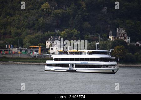 Kleines Passagierschiff in der Loreley-Passage des Rheins Stockfoto