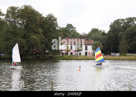Frensham Pond Sailing Club aus Frensham Great Pond, West Surrey, England, Großbritannien, 2021. August Stockfoto