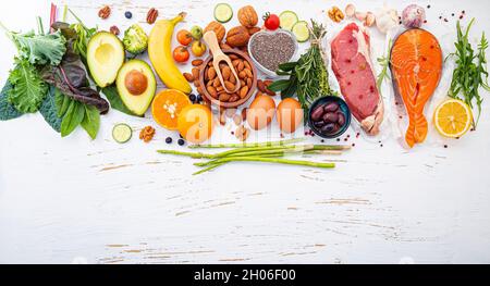 Ketogenic Low Carbs Diät Konzept. Zutaten für gesunde Lebensmittel Auswahl auf weißem Holz- Hintergrund. Gesunden Zutaten der ungesättigten Fette ausgeglichen Stockfoto