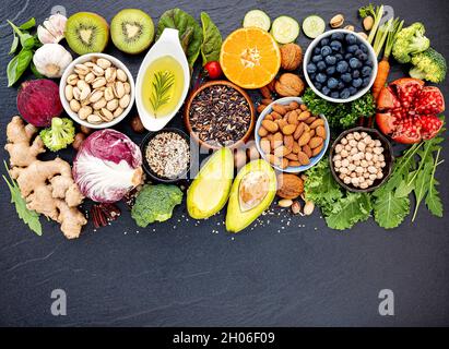 Zutaten für die gesunde Nahrungsmittel Auswahl. Das Konzept der gesunden Ernährung auf dunklem Stein Hintergrund gesetzt. Stockfoto