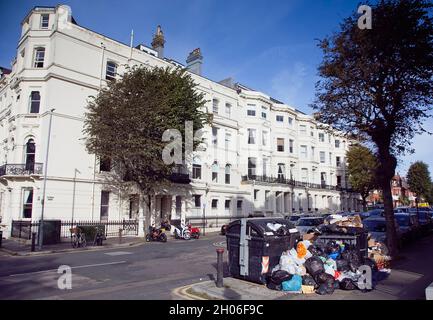 England, East Sussex, Hove, überlaufende Mülleimer während des Streiks der Müllsammler. Stockfoto