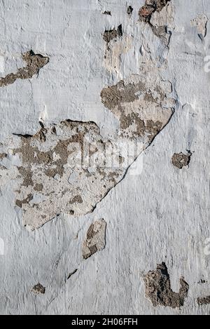 Alte, verputzte Ziegelsteinwand, veraltert und verwittert, abstrakter Texturhintergrund Stockfoto