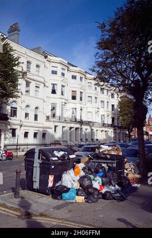 England, East Sussex, Hove, überlaufende Mülleimer während des Streiks der Müllsammler. Stockfoto