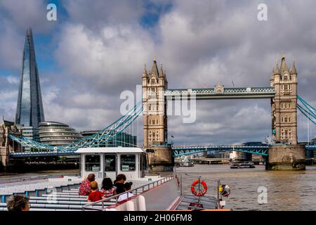 Besucher Sehen Sie die Wahrzeichen Londons vom Deck Eines Bootes auf der Themse aus, London, Großbritannien. Stockfoto