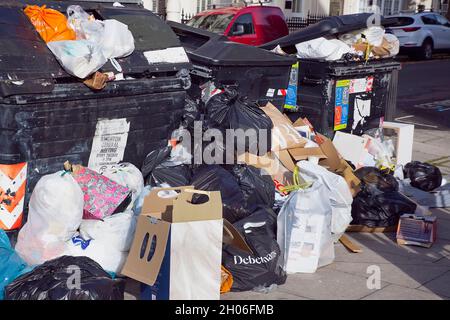 England, East Sussex, Hove, überlaufende Mülleimer während des Streiks der Müllsammler. Stockfoto