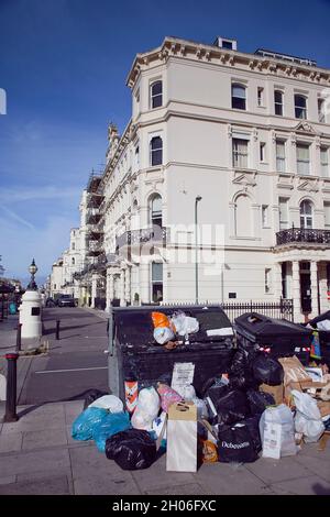 England, East Sussex, Hove, überlaufende Mülleimer während des Streiks der Müllsammler. Stockfoto