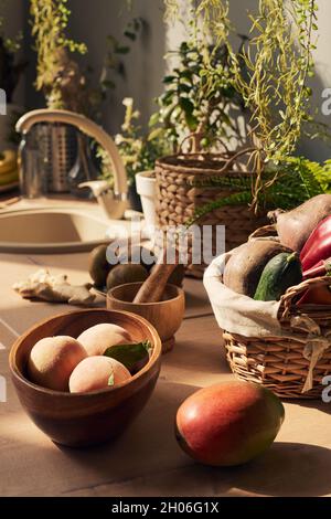 Stillleben von frischem Obst und Gemüse für die Zubereitung von Smoothie auf dem Küchentisch Stockfoto