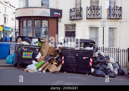 England, East Sussex, Hove, überlaufende Mülleimer während des Streiks der Müllsammler. Stockfoto