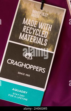 Gedankenvoll aus recycelten Materialien hergestellt Craghoppers Aquadry bleibt ein Leben lang trocken - Label auf der Craghoppers Jacke Stockfoto