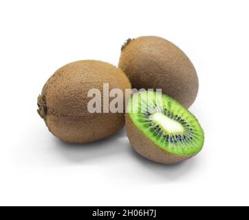 Zwei-Loch-Kiwi-Frucht und halbe Kiwi-Frucht isoliert auf weißem Hintergrund Stockfoto