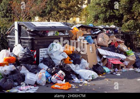 England, East Sussex, Hove, überlaufende Mülleimer während des Streiks der Müllsammler. Stockfoto