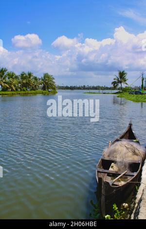 Blick vom Pony eines Flusses mit einem kleinen Fischerboot im Vordergrund Stockfoto